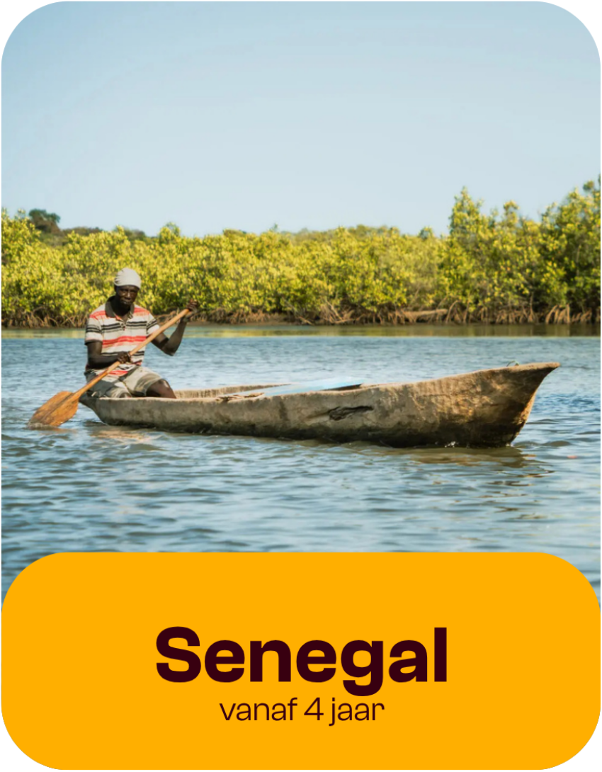 Een man peddelt in een houten kano op een kalme rivier, omringd door weelderig groene bomen. Onderaan staat tekst in het Nederlands: Senegal vanaf 4 jaar.