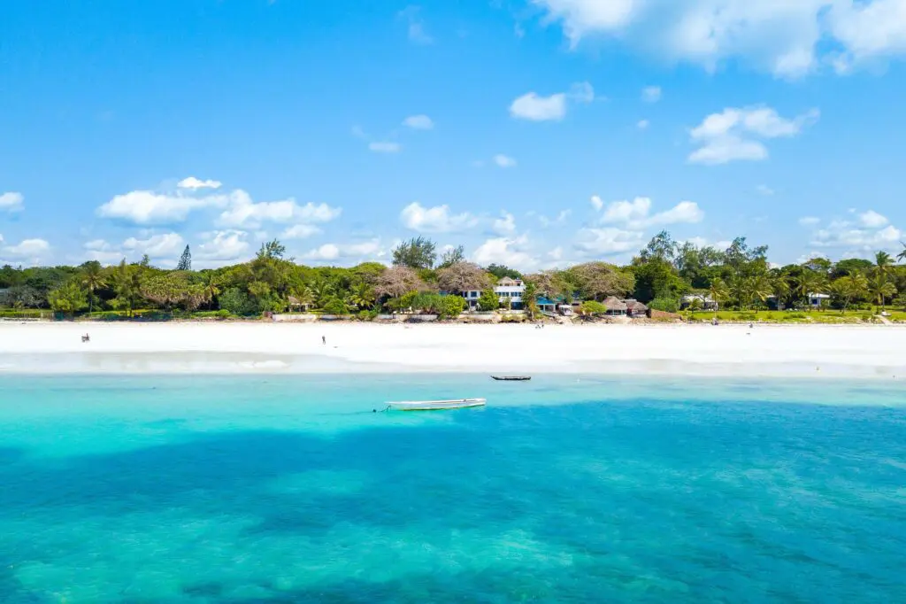 Uitzicht op het witte zandstrand en turquoise water van Diani Beach aan de Keniaanse kust