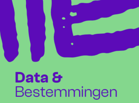 Een kleurrijke reisbrochure vermeldt drie reizen voor gezinnen naar Zuid-Afrika en Kenia in 2026, met foto's van landschappen, wilde dieren en varen. Data, leeftijden en locaties staan naast elke afbeelding in groene en blauwe tekst.