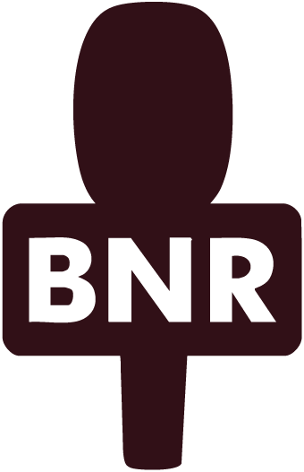 Een donkerrood microfoonlogo met witte letters BNR.