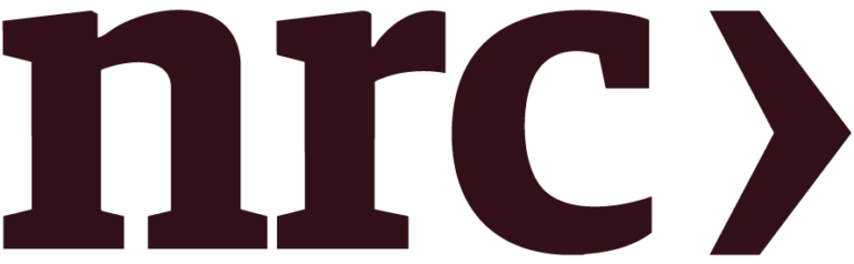 In het donkerrode logo staat nrc> in een groot, vet lettertype.