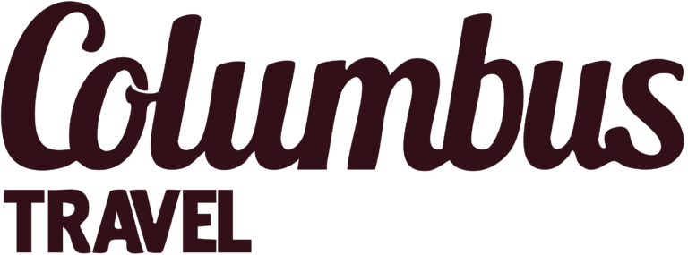 Op de afbeelding staan de woorden Columbus in een groot, cursief lettertype boven het woord TRAVEL in vette, hoofdletters. Beide woorden zijn donkerbruin op een witte achtergrond.