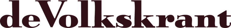 In het logo van de Volkskrant staat de naam van de krant in een vet, donker schreeflettertype op een witte achtergrond.