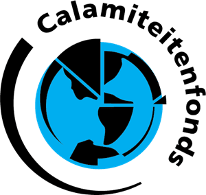 Logo voor het Calamiteitenfonds met een gestileerde wereldbol in blauw en zwart, gedeeltelijk omringd door zwarte tekst.