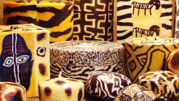 Eine Vielzahl von Käsesorten ist mit lebhaften, farbenfrohen Mustern verziert, die an Tierdrucke und abstrakte Designs erinnern, darunter Zebrastreifen, Tigerstreifen und geometrische Formen.