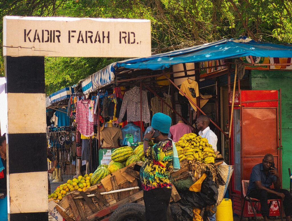 straatverkopers met fruit en kleding langs Kabir Farah Road in Kenia