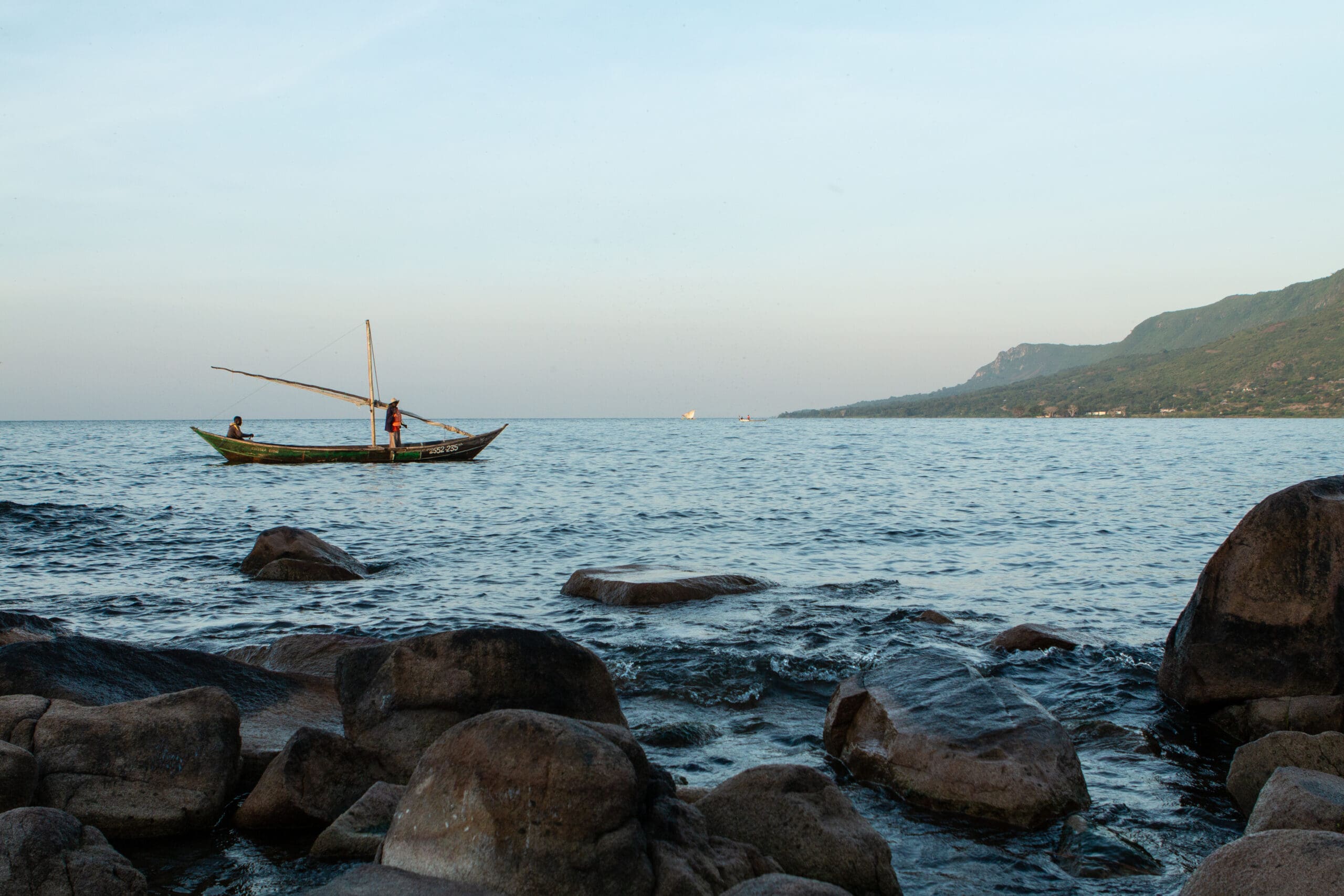 traditionele vissersboot op het meer van victoria bij rotsachtige oever in kenia