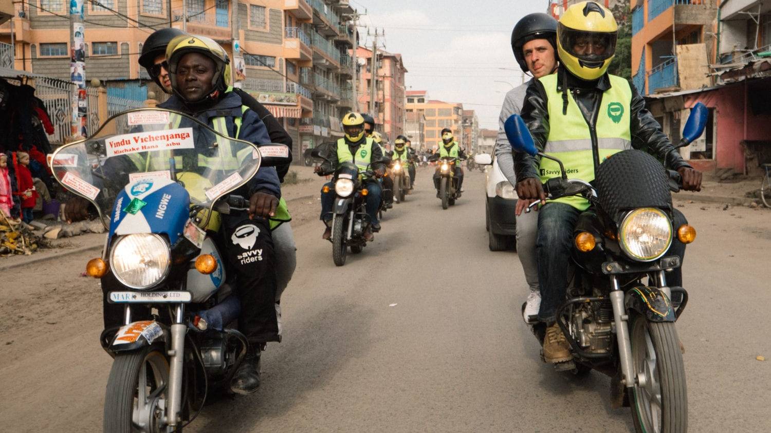 groep boda boda motorrijders vervoert reizigers door drukke straat in keniaanse stad