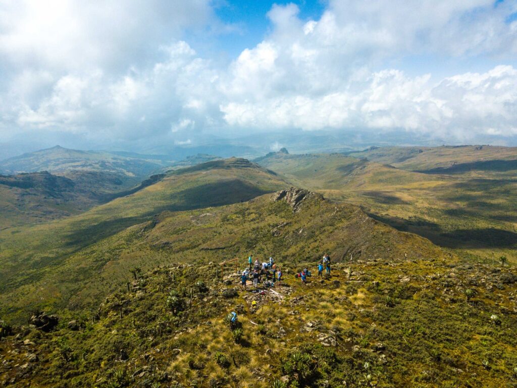 Groep wandelaars bereikt een bergtop met panoramisch uitzicht in Mount Elgon