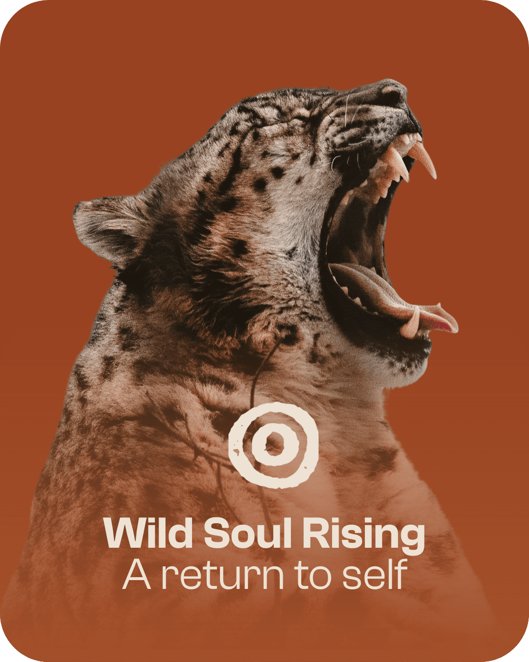 Een brullende jaguar met zijn bek open staat afgebeeld op een bruine achtergrond. Daaronder staat de witte tekst Wild Soul Rising - A return to self, met een doelwitachtig symbool boven de woorden.