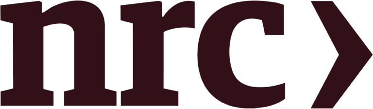 De letters nrc in een donker seriflettertype, gevolgd door een groter-dan-teken.